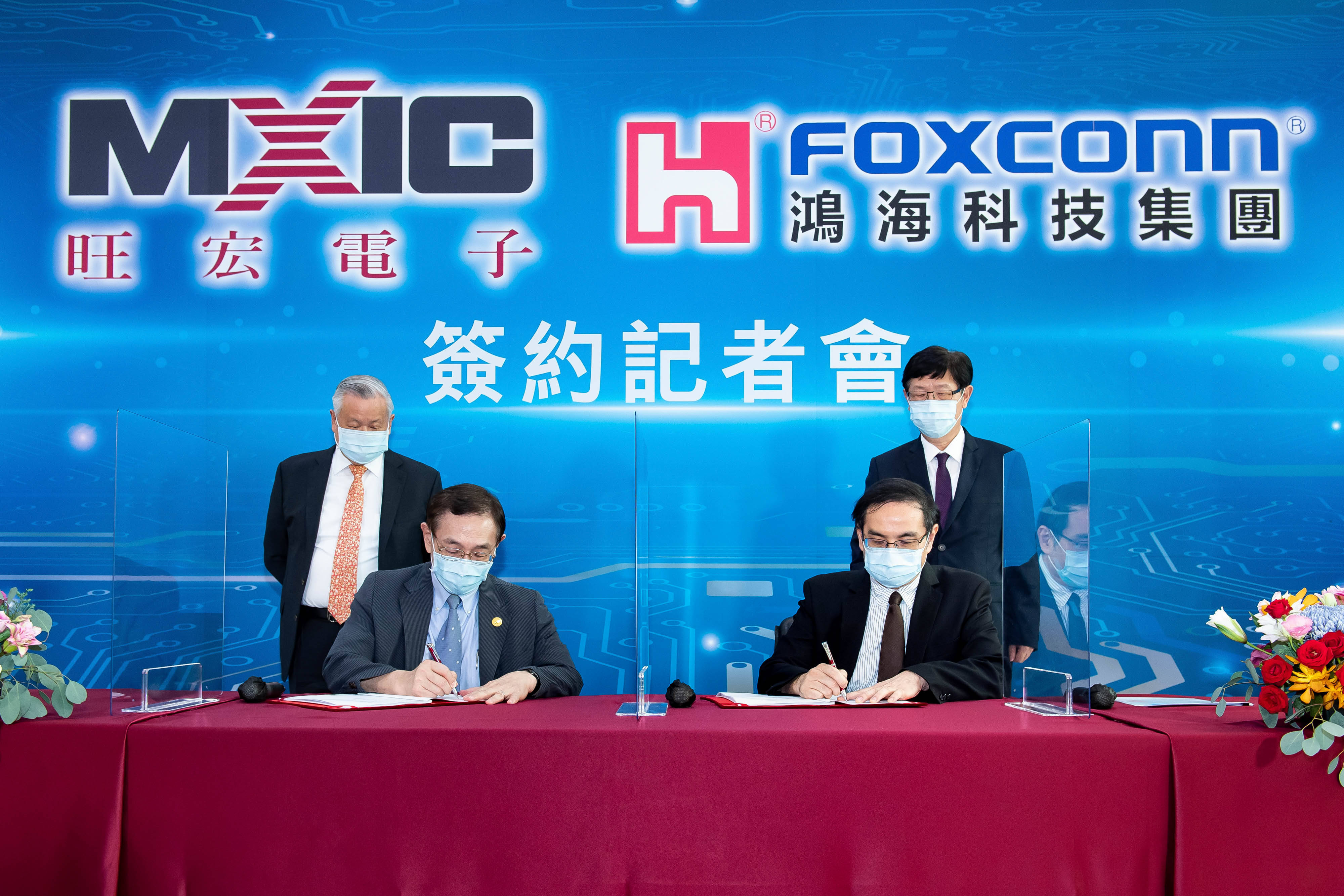5. 旺宏電子總經理盧志遠與鴻海科技集團S事業群總經理陳偉銘代表雙方公司簽署合約.jpg